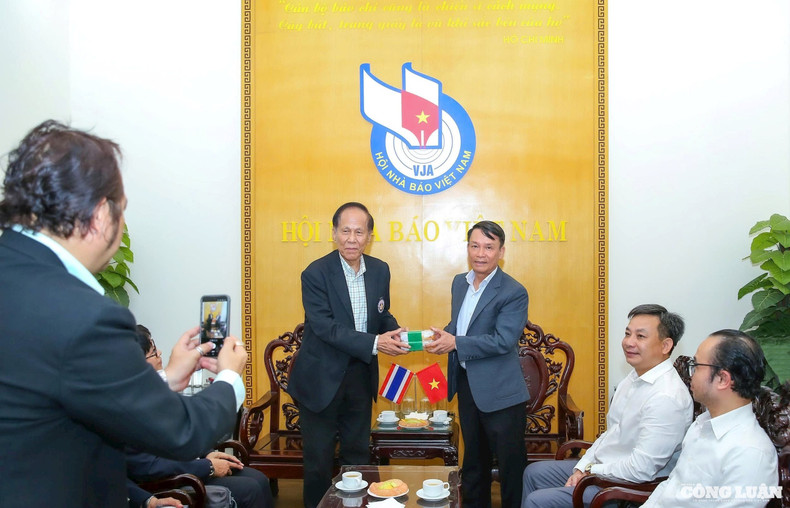 La délégation de journalistes thaïlandais offre des cadeaux aux dirigeants de l’Association des Journalistes du Vietnam. Photo : congluan.vn tlan2.jpg