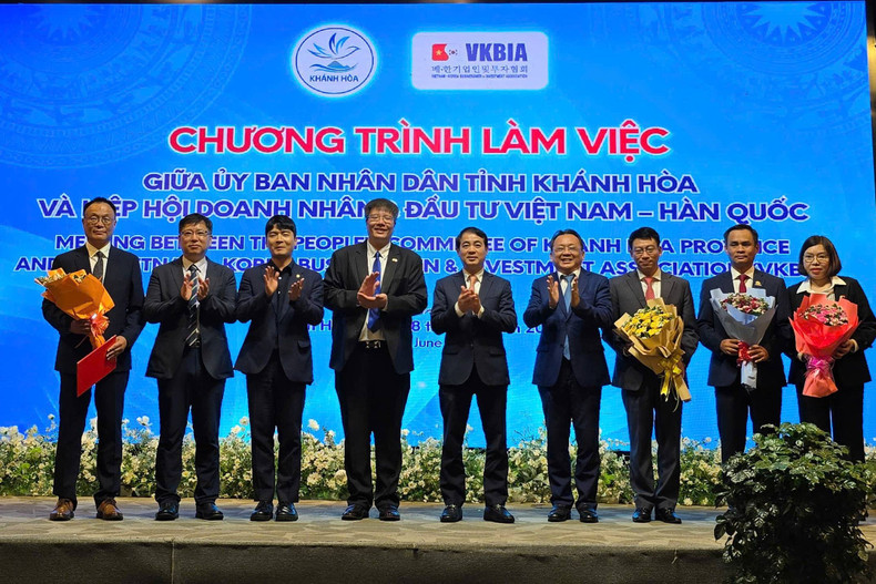 Le secrétaire du Comité provincial, Nghiem Xuan Thanh, et le président de VKBIA, Tran Hai Linh, offrent des fleurs aux unités ayant signé des protocoles d’accord. Photo : VKIBIA. bi-thu-tinh-uy-nghiem-xuan-thanh-pct-thuong-truc-ubnd-tinh-khanh-hoa-le-huu-hoang-va-ts-tran-hai-linh-trao-tang-hoa-den-cac-don-vi-ky-ket-hop-tac-mou-1.jpg