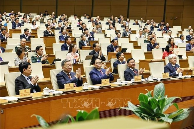Les dirigeants du Parti, de l'Etat, du gouvernement et du Comité central du front de la Patrie du Vietnam lors d'une séance de la 9e session de la 15e Assemblée nationale. Photo: VNA