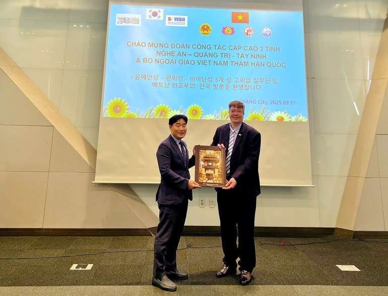 Le président de l’Association des entrepreneurs et investisseurs Vietnam–R. de Corée, Tran Hai Linh (à droite), offre un cadeau-souvenir au président du Conseil municipal de Goyang, M. Kim Woon Nam. Photo : VKBIA. image-41.jpg