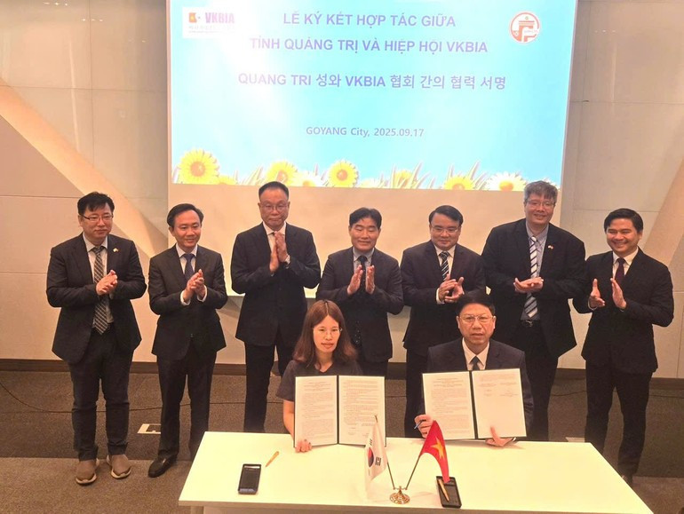 Un représentant de l’Association des entrepreneurs et investisseurs Vietnam–Corée signe un accord de coopération avec un représentant de la province de Quang Tri. Photo : VKBIA image-40.jpg