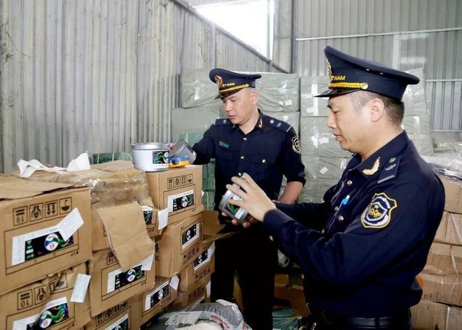 Des douaniers vérifient les étiquettes des marchandises importées dans l'entrepôt situé dans l’entrepôt de la poste-frontière international de Huu Nghi, province de Lang Son. Photo : VNA Des douaniers vérifient les étiquettes des marchandises importées dans l'entrepôt situé dans l’entrepôt de la poste-frontière international de Huu Nghi, province de Lang Son. Photo : VNA