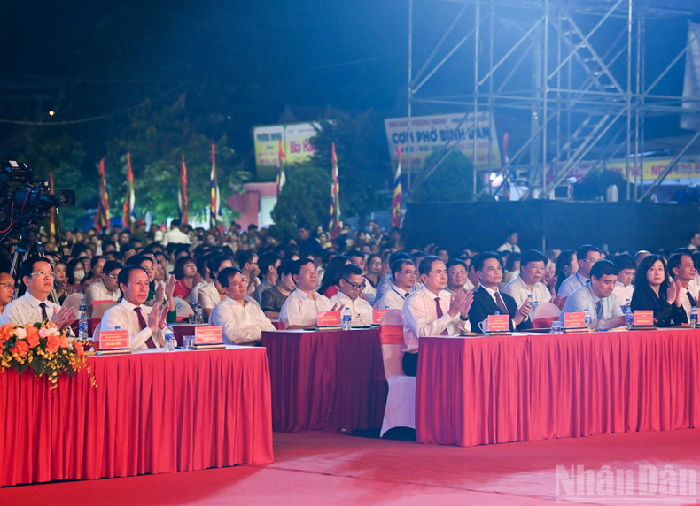 Le président de l’AN Tran Thanh Man, aux côtés des délégués, assiste à la cérémonie. Photo: nhandan.vn 3.jpg