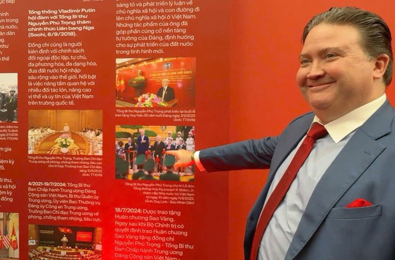 L’ambassadeur se réjouit de retrouver son image dans une photographie grand format. hoto: nhandan.vn 3.jpg
