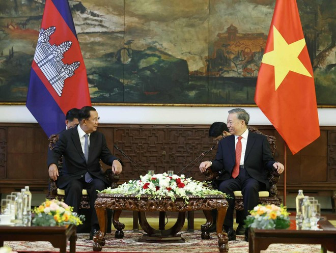Le secrétaire général du PCV To Lam (droite) et le président du PPC, Hun Sen. Photo : VNA. Le secrétaire général du PCV To Lam (droite) et le président du PPC, Hun Sen. Photo : VNA.