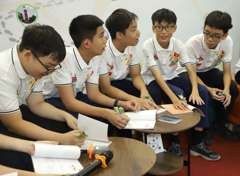 Un groupe d’auteurs encore sur les bancs de l’école, animés par la passion de transmettre l’histoire. Photo : nhandan.vn image-1.jpg