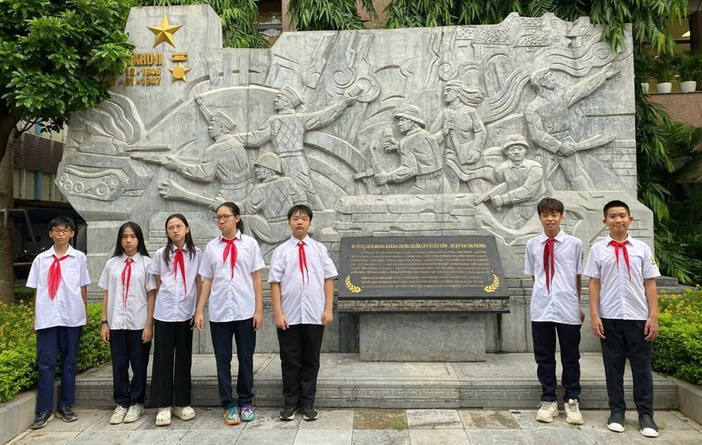 Les élèves se sont rendus sur des sites et monuments historiques pour recueillir et consigner ces récits. Photo : nhandan.vn image-2.jpg