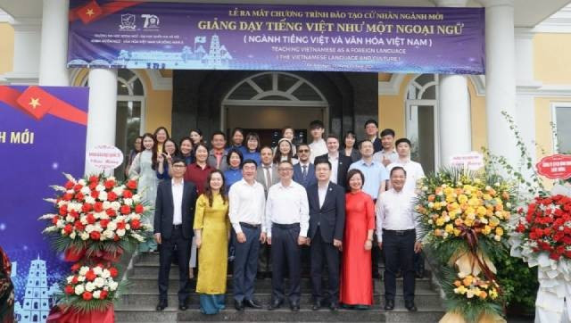 L’Université des Langues et Cultures Étrangères, relevant de l’Université Nationale du Vietnam à Hanoï (ULIS-VNU), a lancé un programme de formation en licence d’enseignement du vietnamien comme langue étrangère, relevant du secteur Langue et Culture vietnamiennes. Photo : thoidai.com.vn 2-66.jpg