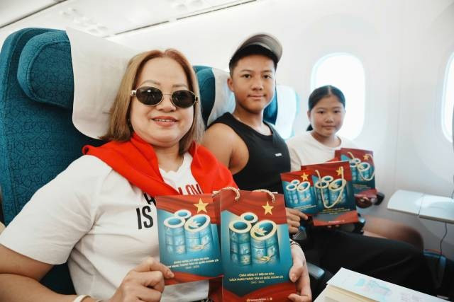 Une cabine emplie de sourires, où les passagers partagent ensemble l’émotion de la Fête nationale en plein ciel. Photo: baoxaydung.vn 8-20.jpg
