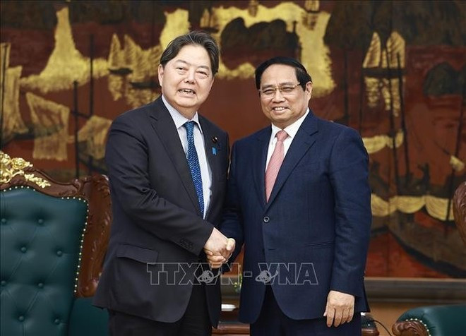 Le Premier ministre Pham Minh Chinh serre la main du ministre japonais des Affaires intérieures et de la Communication, Hayashi Yoshimasa. Photo: VNA