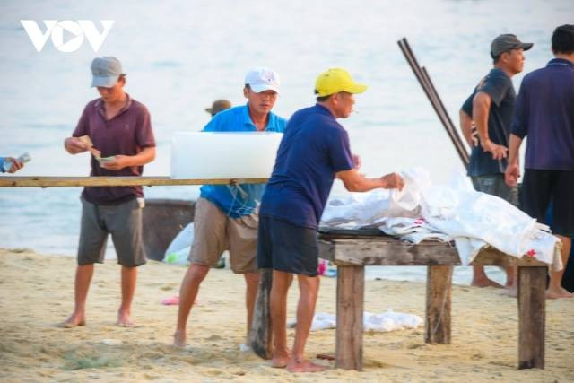 Après avoir vendu leurs produits, les pêcheurs se préparent pour leur prochaine sortie en mer, notamment en rechargeant de la glace et d'autres fournitures nécessaires. Photo : vov.vn a5.jpg