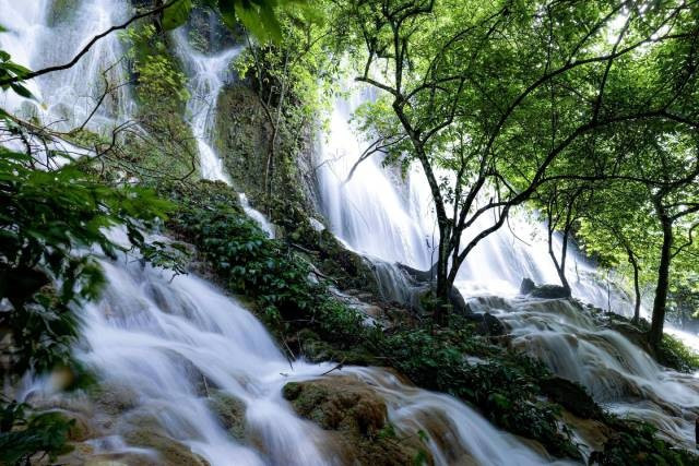 La cascade Reu, un jour d’été, offre un spectacle d’une trentaine de mètres de hauteur. Photo: nhandan.vn 2-67.jpg