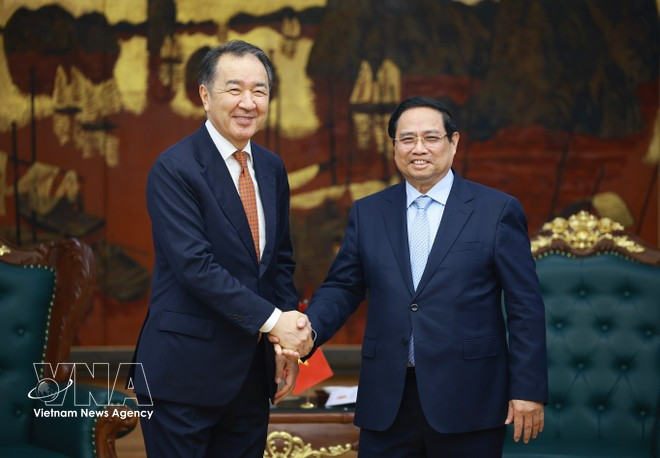 Le Premier ministre Pham Minh Chinh (droite) et le président du Conseil de la Commission économique eurasiatique (CEE), Bakytzhan Sagintayev. Photo: VNA