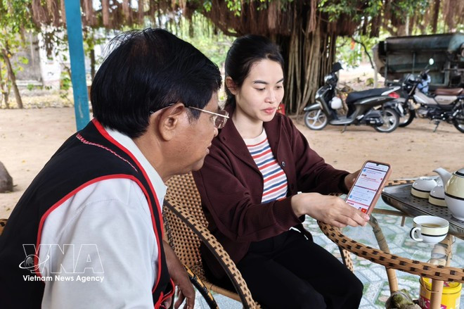 Les habitants de Raglai, dans la commune de Bac Ai Tay, province de Khanh Hoa, ont reçu des informations sur les élections par le biais des journaux et des réseaux sociaux. Photo : VNA.