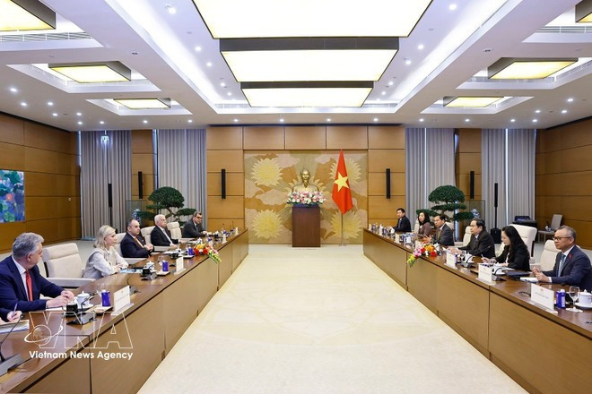 Le président de l’Assemblée nationale, Tran Thanh Man, reçoit le premier vice-président du Parlement hellénique, Ioannis Plakiotakis. Photo: VNA