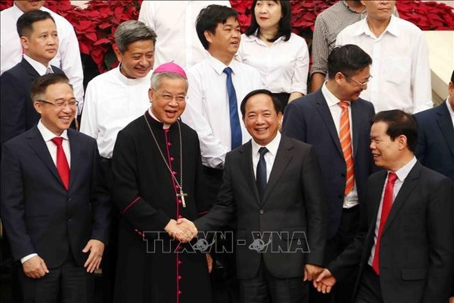 Le chef de la Commission centrale de la sensibilisation, de l'éducation et de la mobilisation des masses, Trinh Van Quyet (à droite), félicite l'archevêque de Hô Chi Minh-Ville, Nguyên Nang, à l’occasion de Noël 2025. Photo: VNA