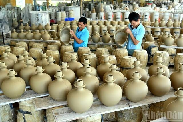 Les artisans de Chu Dau façonnent les vases « Giot Ngoc ». Photo : nhandan.vn 2-92.jpg