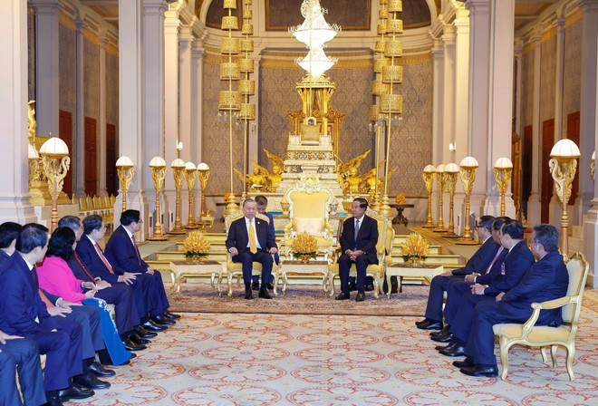 Samdech Techo Hun Sen préside la cérémonie d'accueil officielle du secrétaire général du PCV, To Lam. Photo : VNA