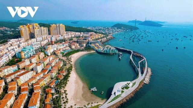 L’île de Phu Quoc est devenue une destination de villégiature et de divertissement de premier plan, dotée d’une infrastructure touristique de haute qualité. Photo: VOV 3-75.jpg