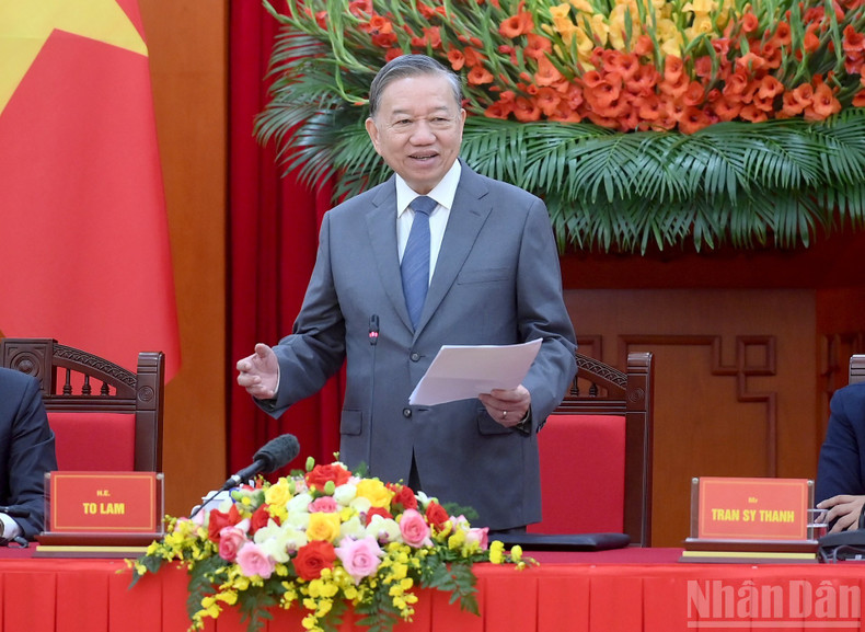 Le secrétaire général To Lam prononçant un discours lors de la réception des délégués du colloque. Photo: nhandan.vn 6.jpg
