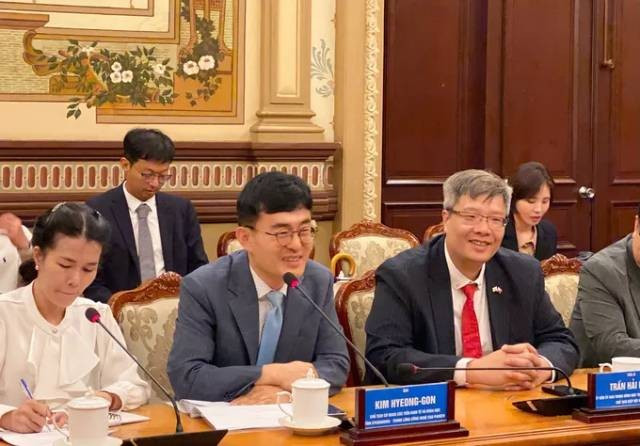 Kim Hyeon-Gon apprécie le potentiel de coopération entre les deux parties. lanh-dao-gyeonggido-va-lanh-dao-vkbia-trao-doi-cac-linh-vuc-hop-tac-voi-tphcm.jpg