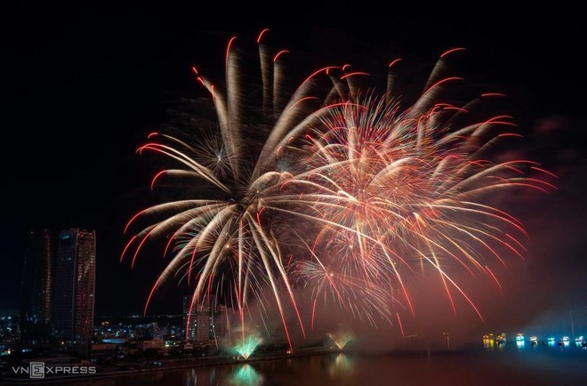 L'équipe chinoise a montré sa classe avec des feux d’artifice multidimensionnels aux couleurs changeantes. Photo: vnexpress.net L'équipe chinoise a montré sa classe avec des feux d’artifice multidimensionnels aux couleurs changeantes. Photo: vnexpress.net