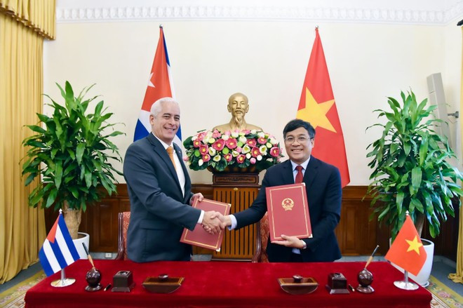 le vice-ministre permanent des Affaires étrangères du Vietnam, Nguyen Minh Vu (à droite), et le premier vice-ministre des Affaires étrangères de Cuba, Gerardo Peñalver Portal. Photo: ministère vietnamien des Affaires étrangères le vice-ministre permanent des Affaires étrangères du Vietnam, Nguyen Minh Vu (à droite), et le premier vice-ministre des Affaires étrangères de Cuba, Gerardo Peñalver Portal. Photo: ministère vietnamien des Affaires étrangères