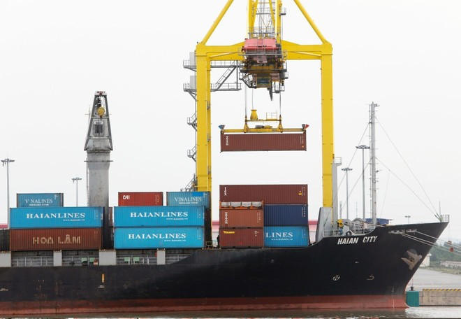 Chargement et déchargement de marchandises au port MPC de Hai Phong. Photo : VNA