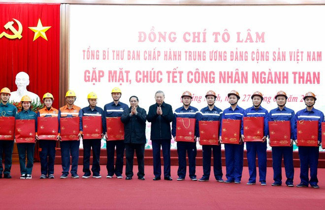Le secrétaire général du Parti To Lam et le Premier ministre Pham Minh Chinh remettent des cadeaux à des ouvriers. Photo : VNA