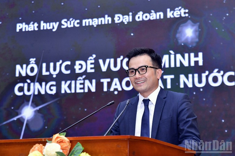 Le professeur, docteur Tran Xuan Bach a donné une conférence devant les jeunes participants. Photo: nhandan.vn image-15.jpg