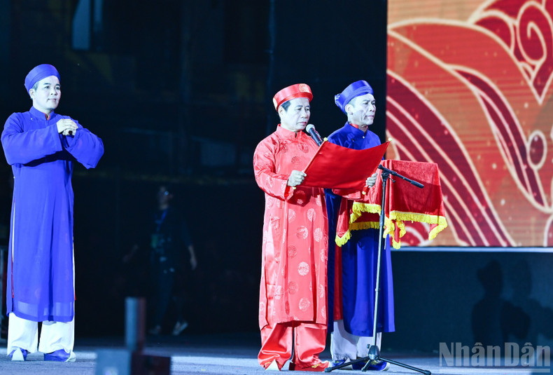 Le président de l’AN Tran Thanh Man, aux côtés des délégués, assiste à la cérémonie. Photo: nhandan.vn 6.jpg
