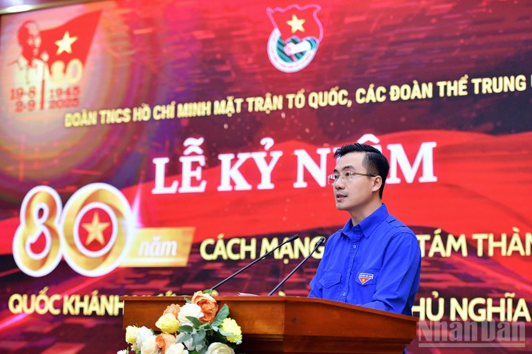 Le secrétaire de l’Union de la jeunesse du Front de la Patrie et des organisations centrales, Nguyen Nhat Linh, a prononcé le discours commémoratif lors de la cérémonie. Photo: nhandan.vn 2.jpg