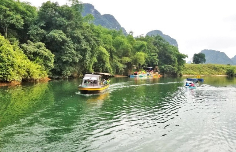 Le tourisme d’exploration sur la rivière Son, avec des expériences des métiers traditionnels et de la culture des communautés riveraines. Photo: nhandan.vn 2.jpg