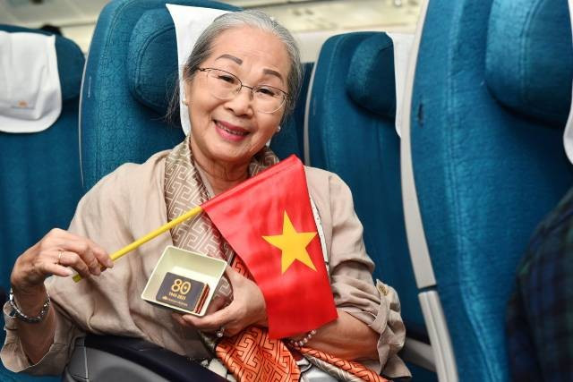 Chaque voyage porte un message de fierté, de lien émotionnel et de solidarité partagée des Vietnamiens. Photo: baoxaydung.vn 31-can-canh-lat-banh-kem-in-bieu-tuong-ky-niem-mon-trang-mieng-goi-nhac-ngay-tet-doc-lap-17562207314381146229097.jpg