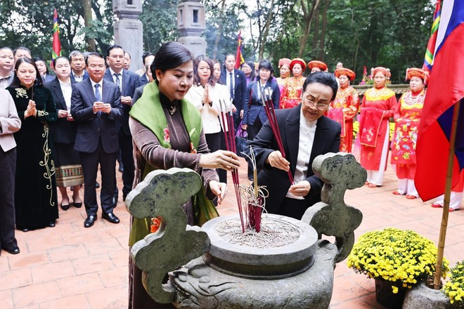 Mme Ngo Phuong Ly et Mme Naly Sisoulith offrent de l’encens au temple dédié à la princesse Nhoi Hoa. Photo: VNA