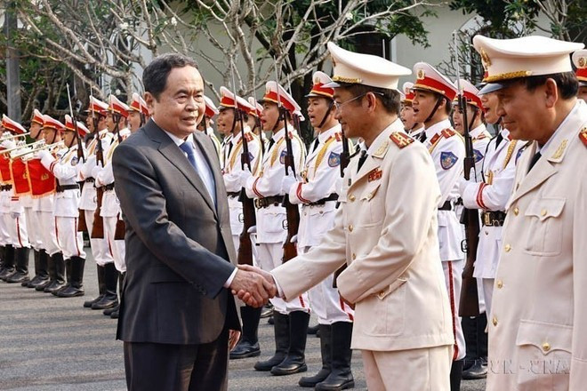 Le président de l'Assemblée nationale, Trân Thanh Mân, rend visite à la police de la ville de Cân Tho dans l'après-midi du 20 janvier 2025. Photo: VNA Le président de l'Assemblée nationale, Trân Thanh Mân, rend visite à la police de la ville de Cân Tho dans l'après-midi du 20 janvier 2025. Photo: VNA