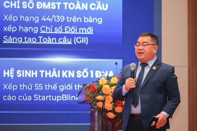 Vu Viet Anh, responsable de la communauté Martech du Techfest Vietnam, présente une communication sur l&apos;écosystème des startups au Vietnam lors de ce même événement. Photo: VNA