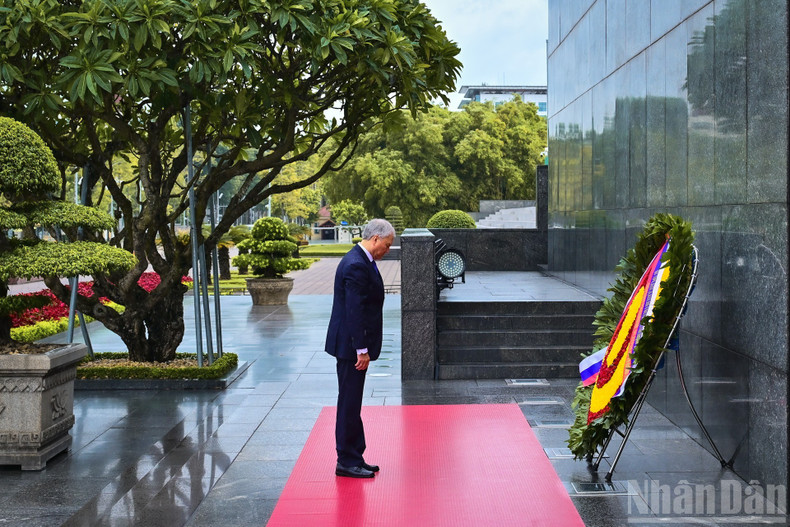Viatcheslav Volodine, président de la Douma d’État russe, et la délégation de haut niveau devant le Mausolée du Président Ho Chi Minh. Photo: nhandan.vn 7.jpg