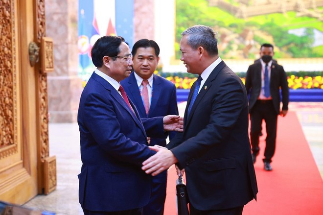 Le Premier ministre vietnamien Pham Minh Chinh (gauche) et son homologue cambodgien Hun Manet à Phnom Penh. Photo : VNA