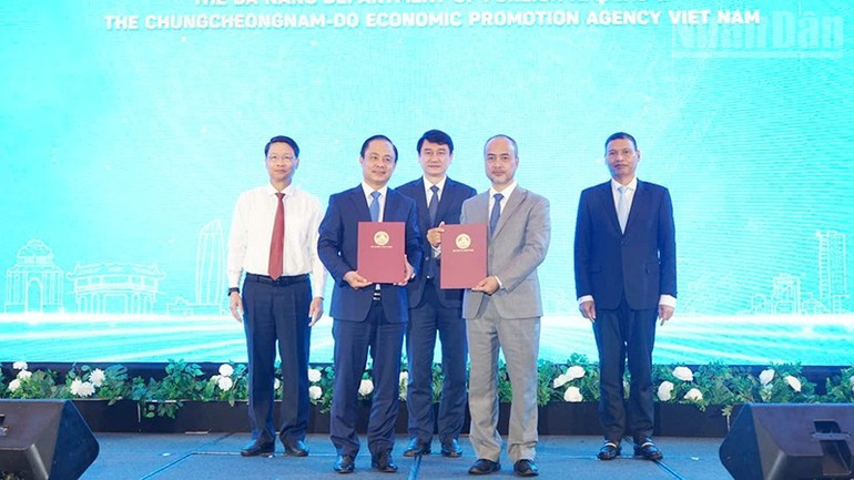Remise du protocole d’accord de coopération. Photo : nhandan.vn image-44.jpg