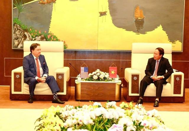 Le Tien Chau, secrétaire du Comité municipal de Hai Phong reçoit en audience de courtoisie Marc Knapper, ambassadeur des États-Unis au Vietnam. Photo: baodautu.vn hp-2.jpg