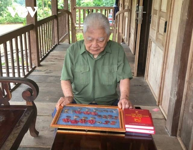 Loc Van Khoa, âgé de 88 ans, originaire de Ban Cuon, commune de Con Minh, province de Bắc Kạn (aujourd’hui province de Thái Nguyên). Photo: VOV ong-loc-van-khoa-88-tuoi-o-ban-cuon-xa-con-minh-tinh-bac-kan-nay-la-tinh-thai-nguyen-luon-tran-trong-ky-uc-ve-nhung-ngay-thang-tam-1945-qua-loi-ke-cua-cha-minh-mot-du-kich-tham-gia-khang-chien.jpg