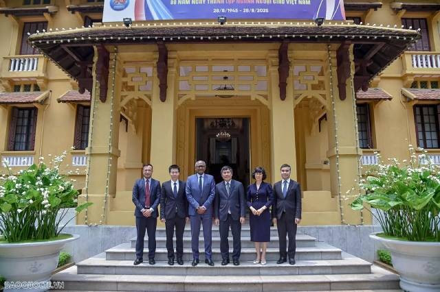 Le vice-ministre permanent des Affaires étrangères, président de la Commission nationale vietnamienne pour l’UNESCO, Nguyen Minh Vu, et M. Firmin Edouard Matoko posent ensemble pour une photo au siège du ministère. Photo : baoquocte.vn 3-35.jpg