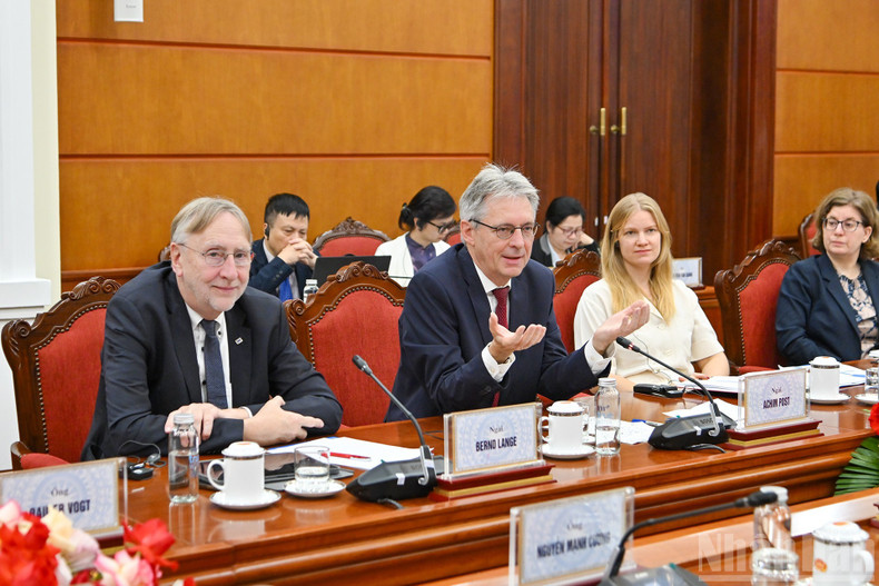 Les délégués du Parti communiste du Vietnam participent au dialogue. Photo: nhandan.vn 5.jpg