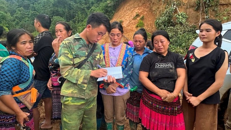 Mia A Thi, chef du hameau Háng Pù Xi, commune de Xa Dung, province de Điện Biên, recense les dégâts causés par les pluies torrentielles. Photo : nhandan.vn image-66.jpg