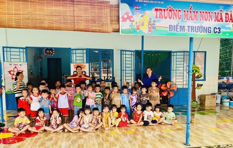 L’enseignante Nguyen Thi Thu Nga (en chemise bleue, à droite) s’est consacrée depuis 11 ans aux enfants des régions montagneuses. Photo: nhandan.vn image-65.jpg