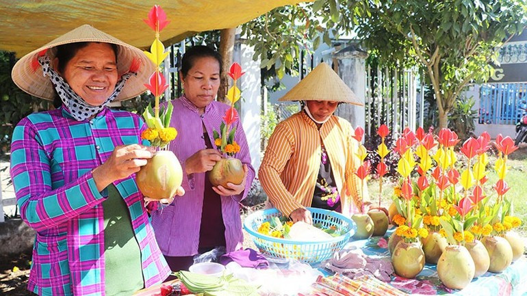Une noix de coco décorée utilisée comme offrande dans la fête. Photo: nhandan.vn 2.jpg