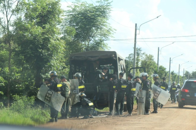 La police mobile, le ministère de la Sécurité publique et la police provinciale de Dak Lak ont déployé des forces pour arrêter les suspects dans l'affaire d'attaque armée à Dak Lak en 2023. Photo: VNA La police mobile, le ministère de la Sécurité publique et la police provinciale de Dak Lak ont déployé des forces pour arrêter les suspects dans l'affaire d'attaque armée à Dak Lak en 2023. Photo: VNA