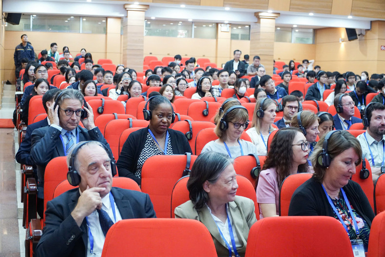 Les délégués vietnamiens et français lors de la conférence. Photo: Minh Hanh/NDEL delegues.jpg