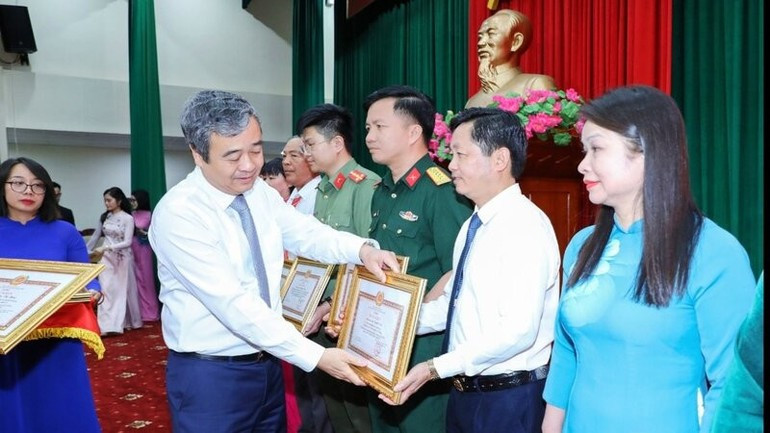 Trinh Viet Hung, membre suppléant du Comité central du Parti et secrétaire du Comité provincial du Parti de Thai Nguyen, a décerné des distinctions honorifiques à des collectifs et individus ayant obtenu des résultats remarquables dans leur travail. Photo: nhandan.vn tt.jpg